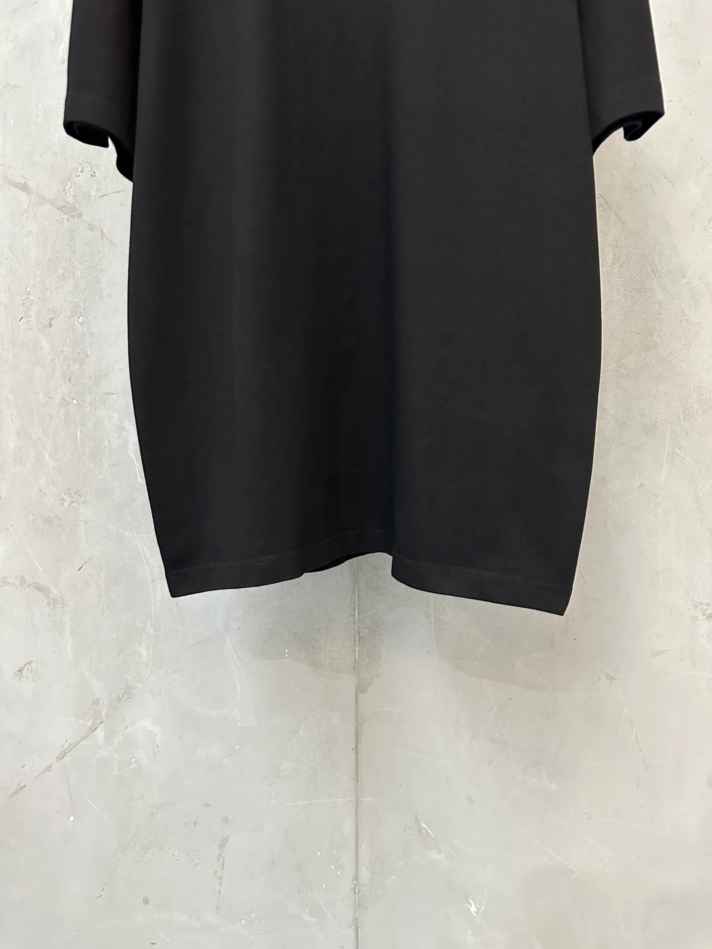 ￼-Summer New Arrival heavyweight 400g short-sleeved Jil sander Jil sander 26ss JIL letter embroidered short-sleeved T-shirt Fabric: Made of high-definition super heavyweight cotton double yarn compact Xinjiang cotton, weight 400g, with 2*2 Salona rib 420g, clean cloth surface, clear cloth texture, tight feel, stiff, high color fastness, no change in shape, no Color Change, custom hardware, thread Accessories, version and position, men and women, Same Style -Color: Black White -Size: XS S M L XL